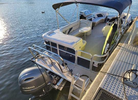 FUN PONTOON BOAT WITH INNER TUBE TOW BAR! $175 AN HOUR! BBQ