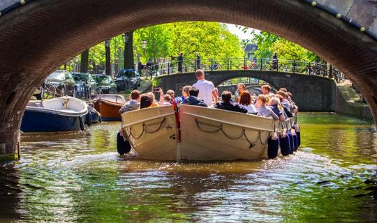 35-43 pessoas: 'Damrak Gin Hal Canal Boat' em Amsterdã (100% elétrico)