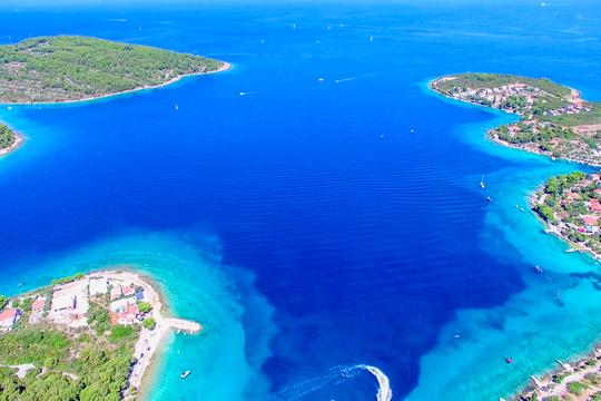 Excursão de lancha particular pela Ilha de Šolta e Lagoa Azul saindo de Split