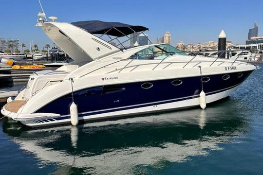 Premium Fairline | 40 pés | Iate lindamente projetado para mais de 10 pessoas