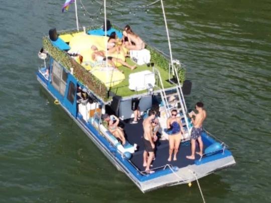 Houseboat Party Boat for 15 in Montréal, Québec