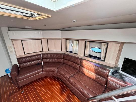 Un yacht de luxe amélioré et abordable. Luxe, beauté et confort !