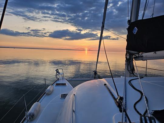 Catamarán de vela, National Harbor, listo para el amanecer, el atardecer o un crucero en cualquier momento