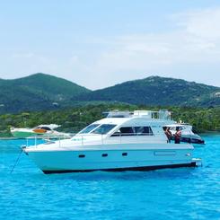 EXCURSION EN BATEAU EN SARDAIGNE VERS LA COSTA SMERALDA à bord du Ferretti Yachts Altura 36 Fly 1990