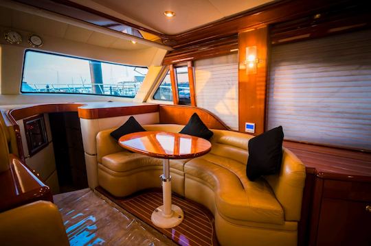 Grand solarium de luxe en azimut de 65 pieds pour 20 personnes dans la marina de Dubaï