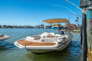 21' Deckboat/Johns Pass/150 HP Yamaha/10 Passengers