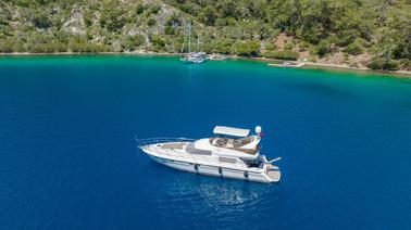 Yate a motor de lujo Fairline 59 con capacidad para 6 personas en Gocek 