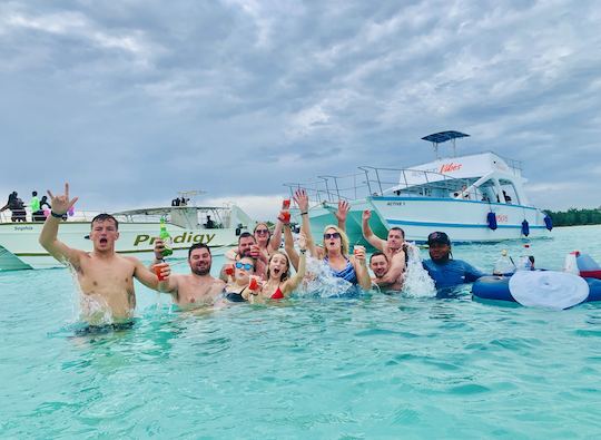 Barco de festa exclusivo para adultos com bebidas ilimitadas, snorkel e bar de areia