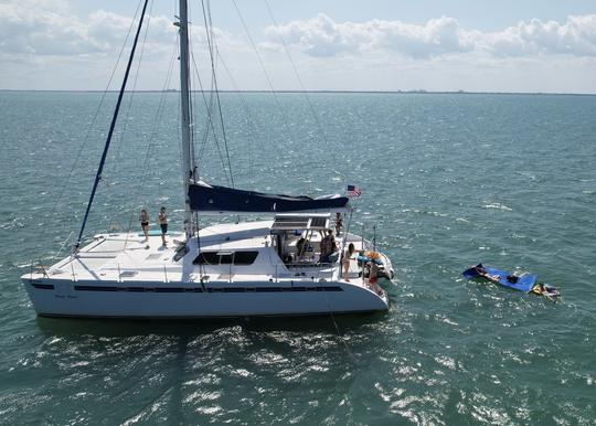 Catamarã de 48 pés navegando na Baía de Biscayne. Festa, Cura sonora, Wingfoil