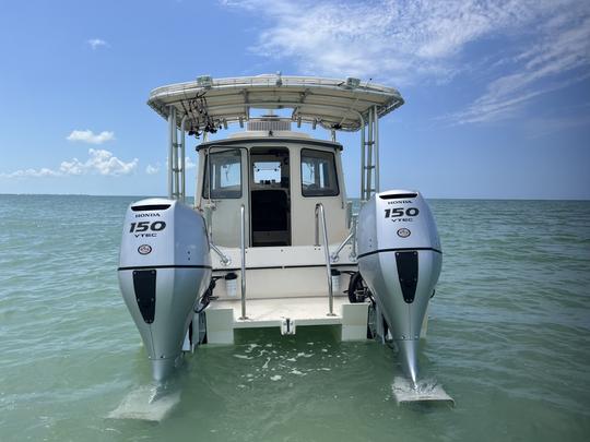 Catamaran à cabine de 26 pieds piloté par Scott Guttery, originaire de la SWFL