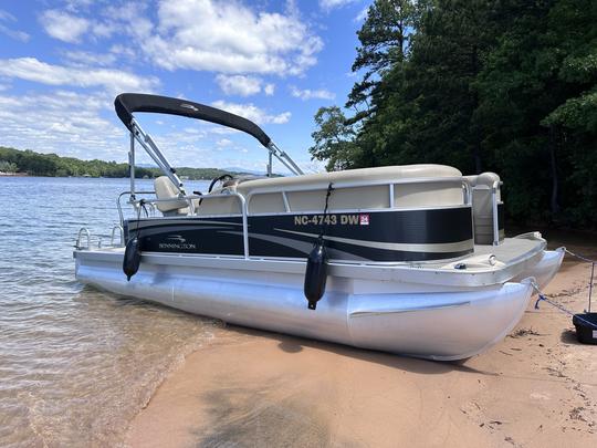 20 ft. Bennington SL Pontoon on Lake Keowee