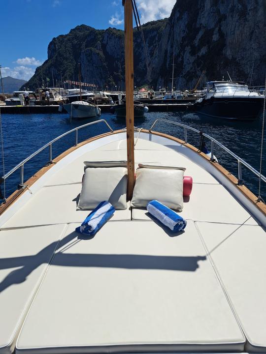 Passeio de barco privado pela Ilha de Capri com gozzo clássico