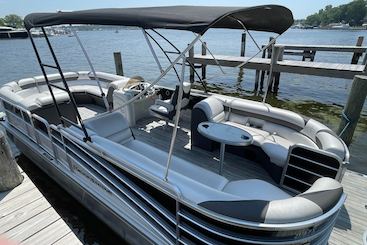 25ft 115HP Berkshire Luxury Premium Sound Tri-toon!!