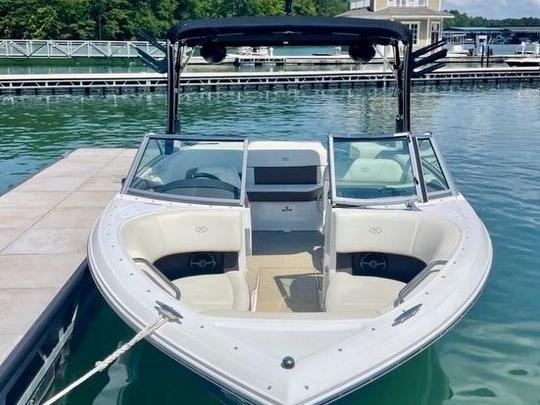 Alquiler de un lujoso barco Cobalt 220S: ¡navegue con estilo!