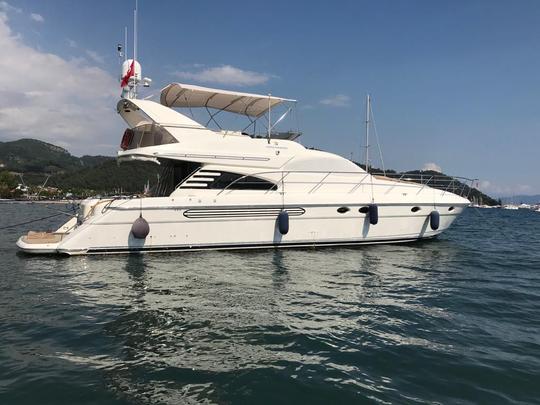 Iate a motor Fairline 59 com capacidade para 6 pessoas na região de Gocek