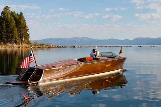 Amanecer en el lago Tahoe a bordo de nuestro barco de madera Hacker-Craft de 34 pies