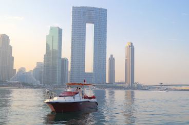 Yacht à moteur de 40 pieds spacieux pour 10 personnes dans la marina de Dubaï 