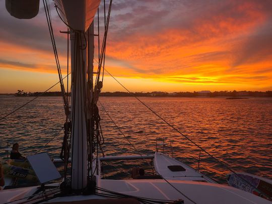 Jantar de 3 pratos e cruzeiro ao pôr do sol em um catamarã de luxo para até 12 pessoas