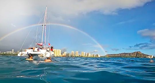 Charters privados personalizados en catamarán de vela para 37 pasajeros en Waikiki