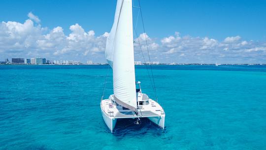 CATAMARÁN DE LUJO DE 44 PIES ⛵️ NAVEGANDO A ISLA MUJERES 🏝️ 