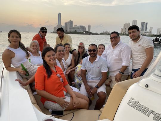 Excursión al atardecer y la bahía de Cartagena en un gran barco de lujo de 38 pies (recorrido privado)