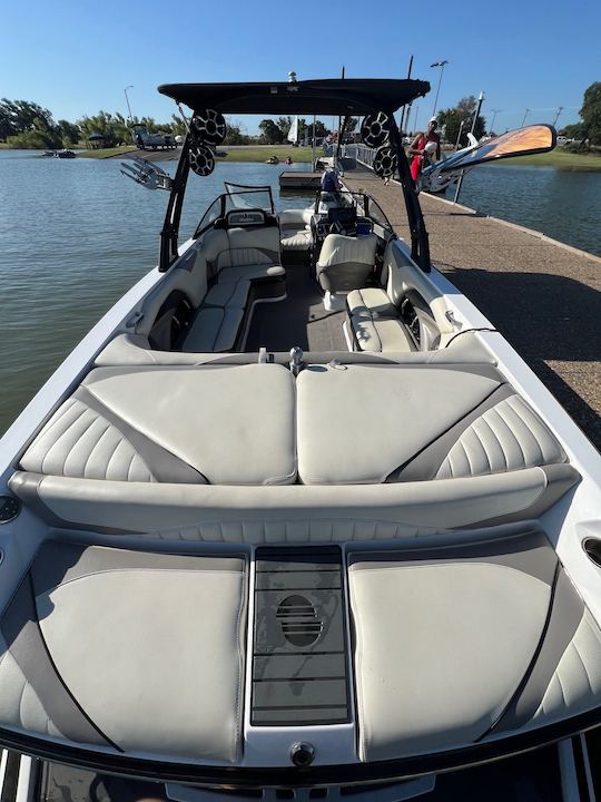 Bateau de surf Malibu Wakesetter 247 LSV