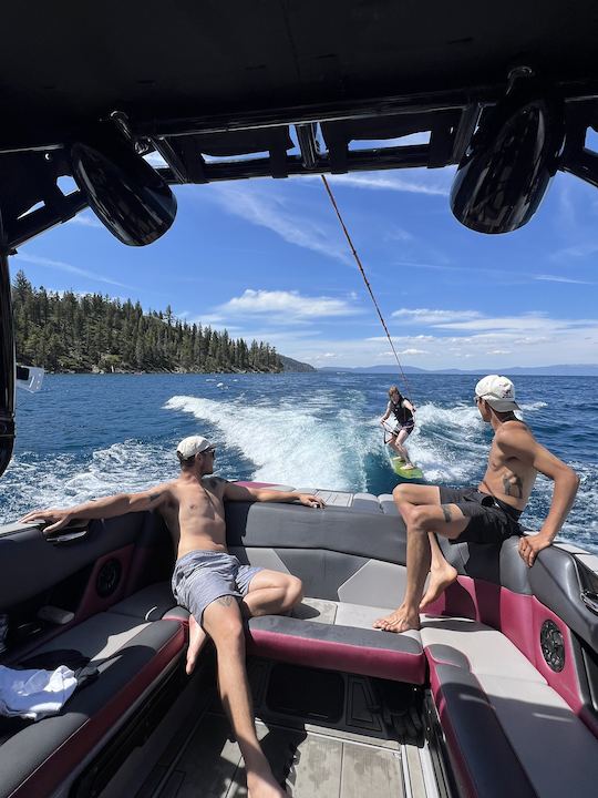 Soldes de pré-saison, bateau de 13 passagers et bateau de sports nautiques