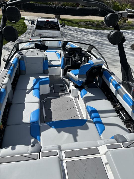 2023 Malibu M220 com todas as pranchas de surf e wakeboard disponíveis, motorista incluído