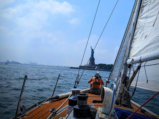 North River Sailing: vea Nueva York desde un clásico yate de carreras