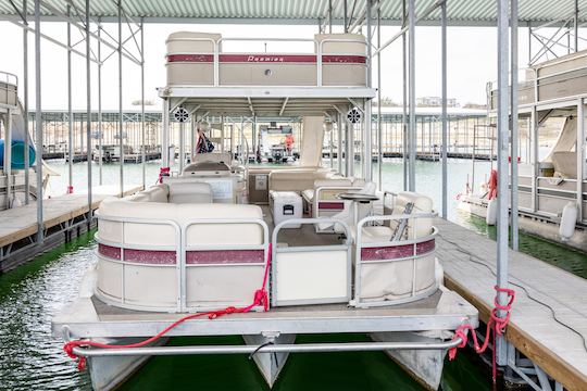 Bateau de fête à ponton à deux étages sur le lac Travis