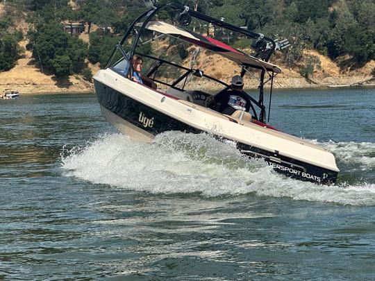 Faites le plein de carburant et vous attendez dans l'eau au lac Nacimiento ! (Tige, bateau de wakeboard)