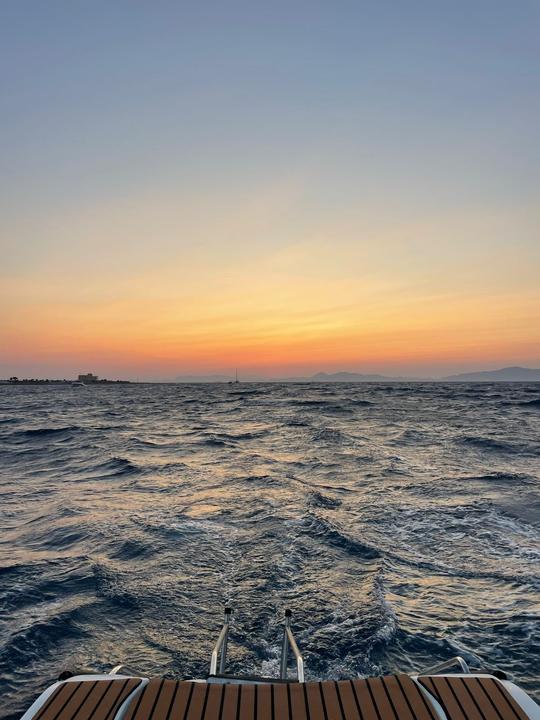 Crucero nocturno privado en catamarán con puesta de sol y bebidas