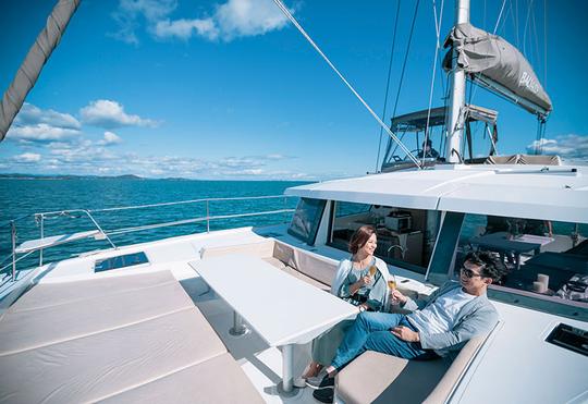 Fique em um catamarã à vela de 40 pés. Belo pôr do sol e nascer do sol em uma atmosfera luxuosa.