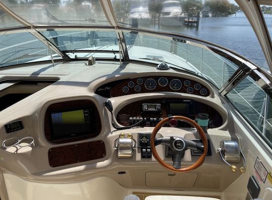 ¡Navegue cómodamente con un espacioso yate Sea Ray de 45 pies en Miami!