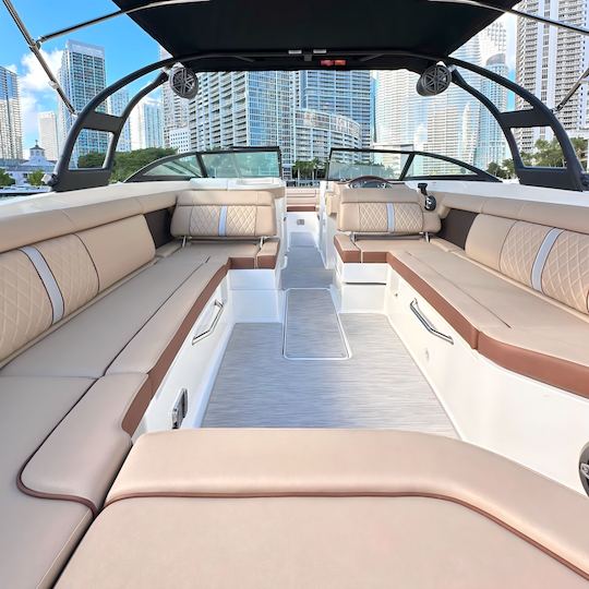 Bateau de fête SeaRay SDX de 29 pieds à Miami avec 1 heure de promotion gratuite disponible !