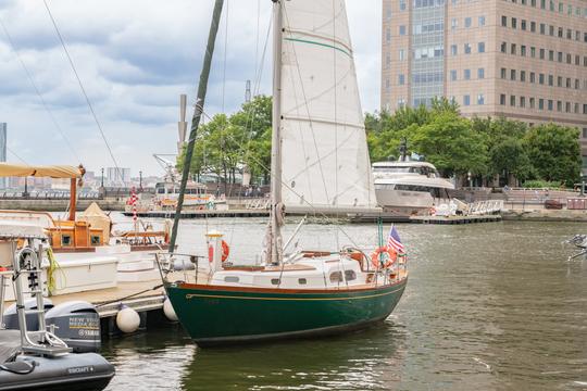 Hinckley Pilot 35 Classic Sailboat in the Heart of NYC.