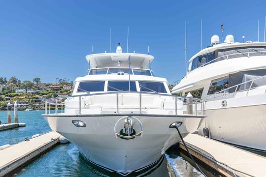 Yacht à moteur de luxe au coucher du soleil d'été de 92 pieds : parfait pour les îles San Juan et l'Alaska