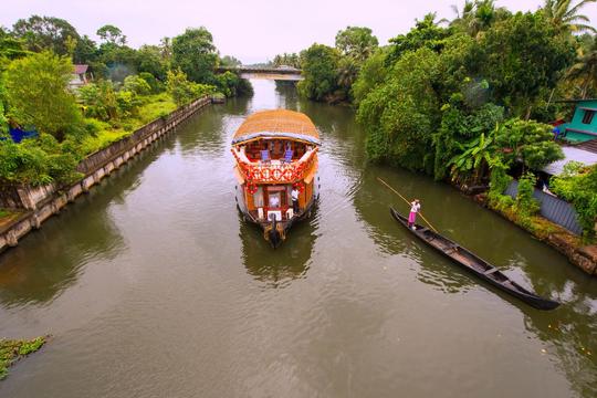 Emocionante cruzeiro fluvial no remanso de Kerala a bordo de uma casa flutuante para 18 pessoas