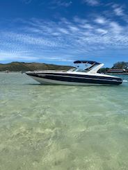 Location d'un véritable yacht à moteur de 29 pieds à Arraial do Cabo, Rio de Janeiro, Brésil