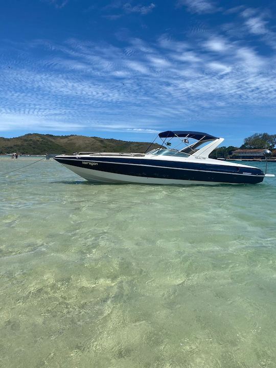 Location d'un véritable yacht à moteur de 29 pieds à Arraial do Cabo, Rio de Janeiro, Brésil