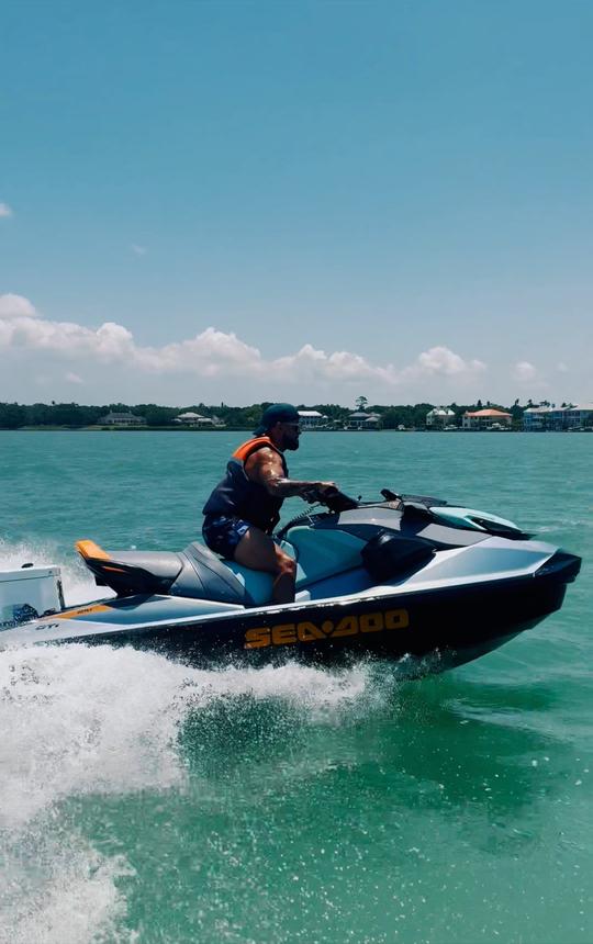 Disfruta de la emoción sobre las olas: ¡Premier Jet Ski Adventures! ¡4 disponibles!