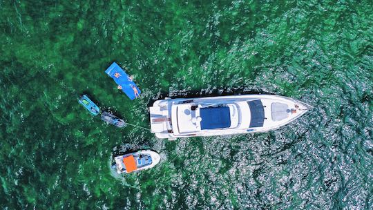 Azimut de 70 pés com 2 jet skis incluídos em Miami - uma hora grátis!