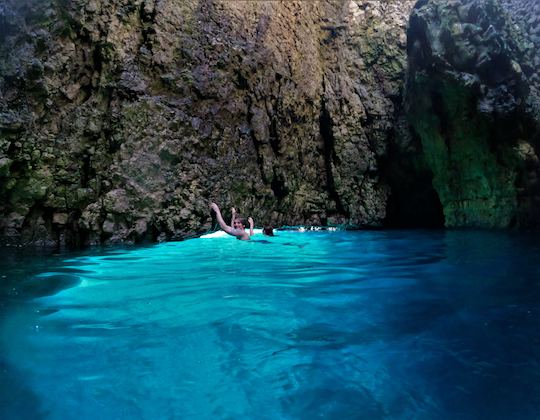 Parc naturel de Kamenjak : excursion en kayak avec plongée en apnée et exploration de grottes 