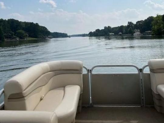 20ft Bennington Pontoon for rent on Lake Norman, NC