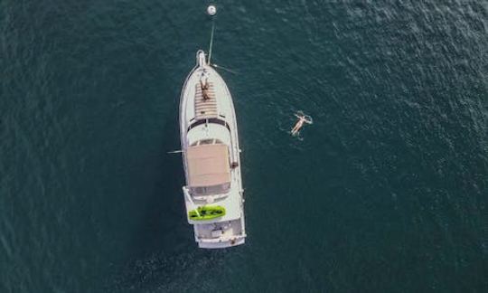 Un bateau à moteur de luxe pour le plaisir et les souvenirs