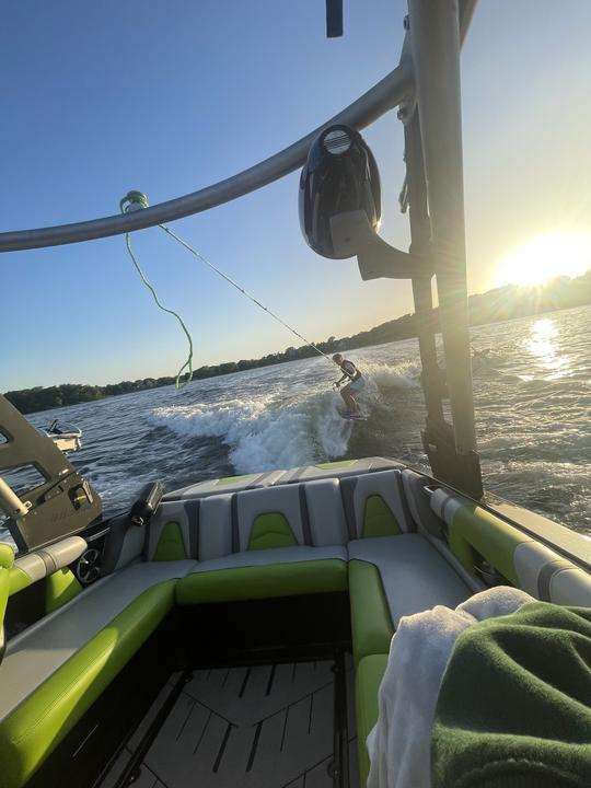 Prior Lake - Party, Surf or Chill - Captain w/21ft Malibu