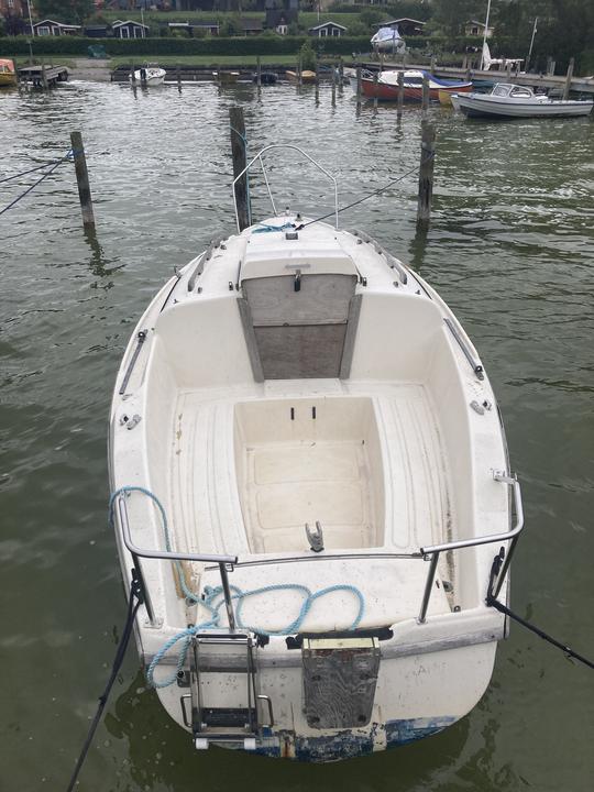 Bateau électrique silencieux dans le lac Søndersø à Maribo Lolland