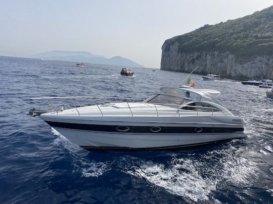 Alquiler de yate a motor Pershing de 37 cabinas en la costa de Amalfi, Campania