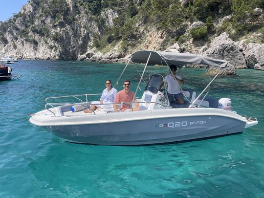 Passeio de barco de 20" em Capri (tudo incluído)