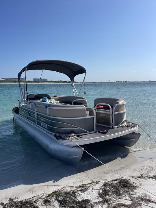 Barco pontoon Sun Trucker de 22 pés para até 10 pessoas com o máximo de conforto e diversão